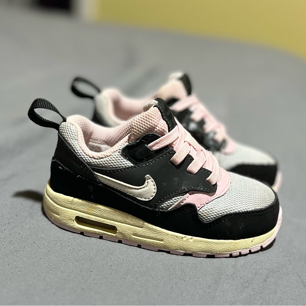 Nike toddler Black and Pink Athletic Sneakers